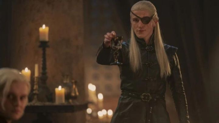Aemond Targaryen levantando su copa en House of the Dragon. 