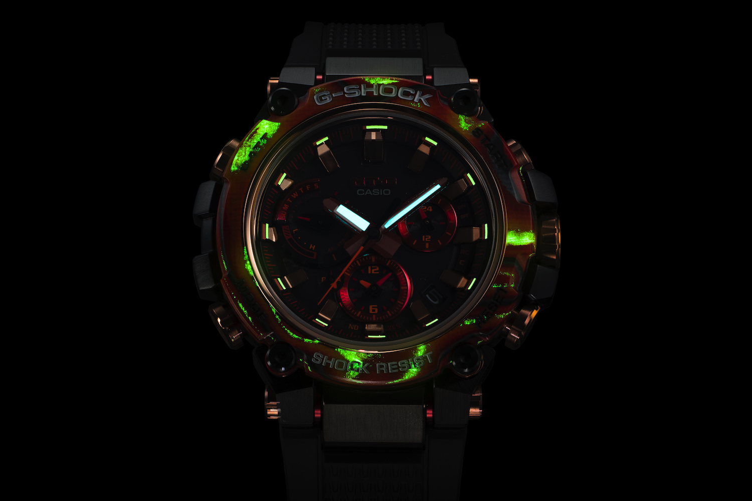 G-Shock MTG-B3000FR brilhando no escuro.