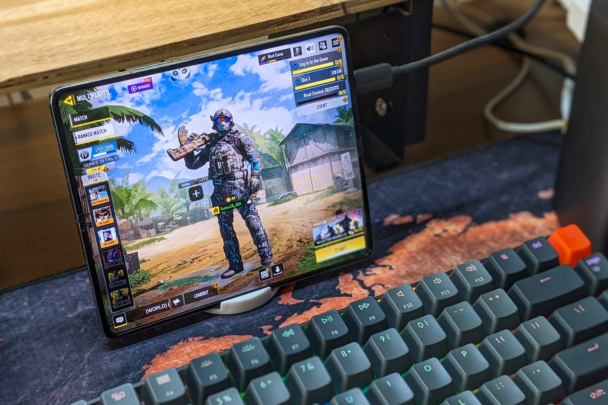 Jogos Samsung Galaxy Z Fold 4 com teclado e mouse.
