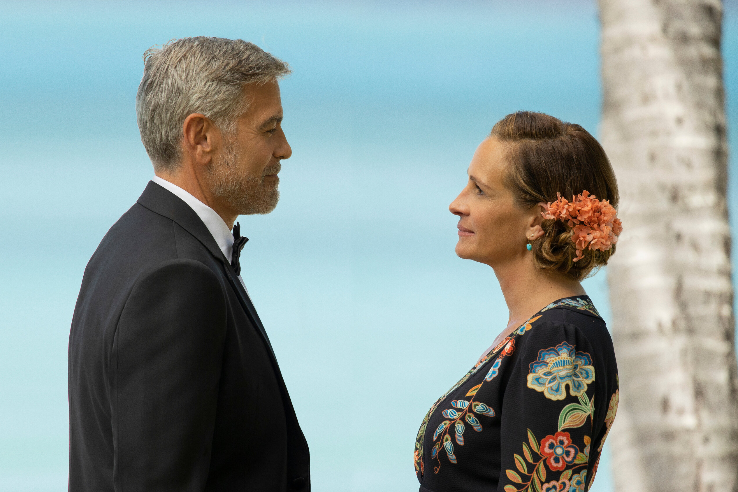 George Clooney and Julia Roberts face each other in Ticket to Paradise.
