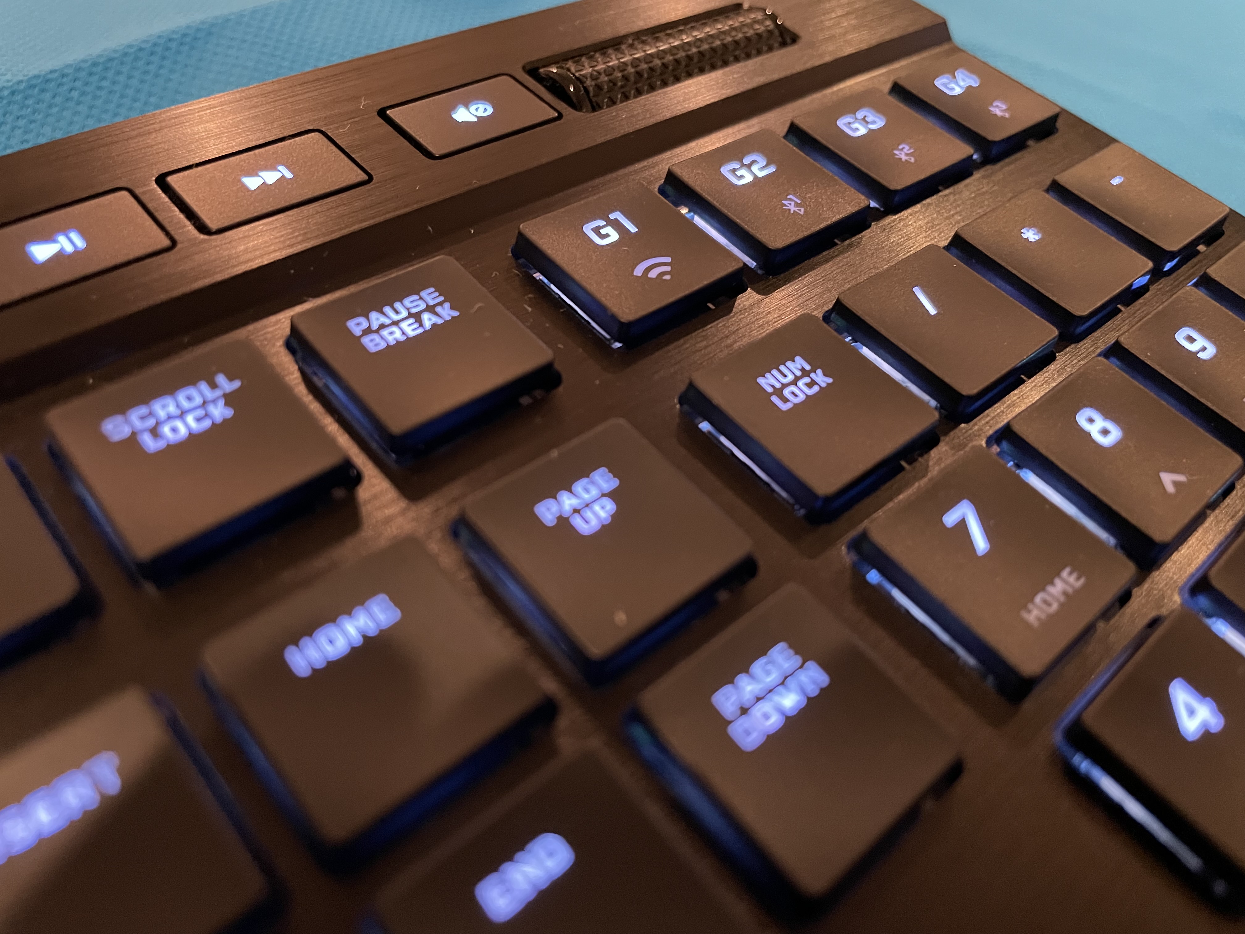 Teclas de mídia do teclado para jogos Corsair K100 Air.