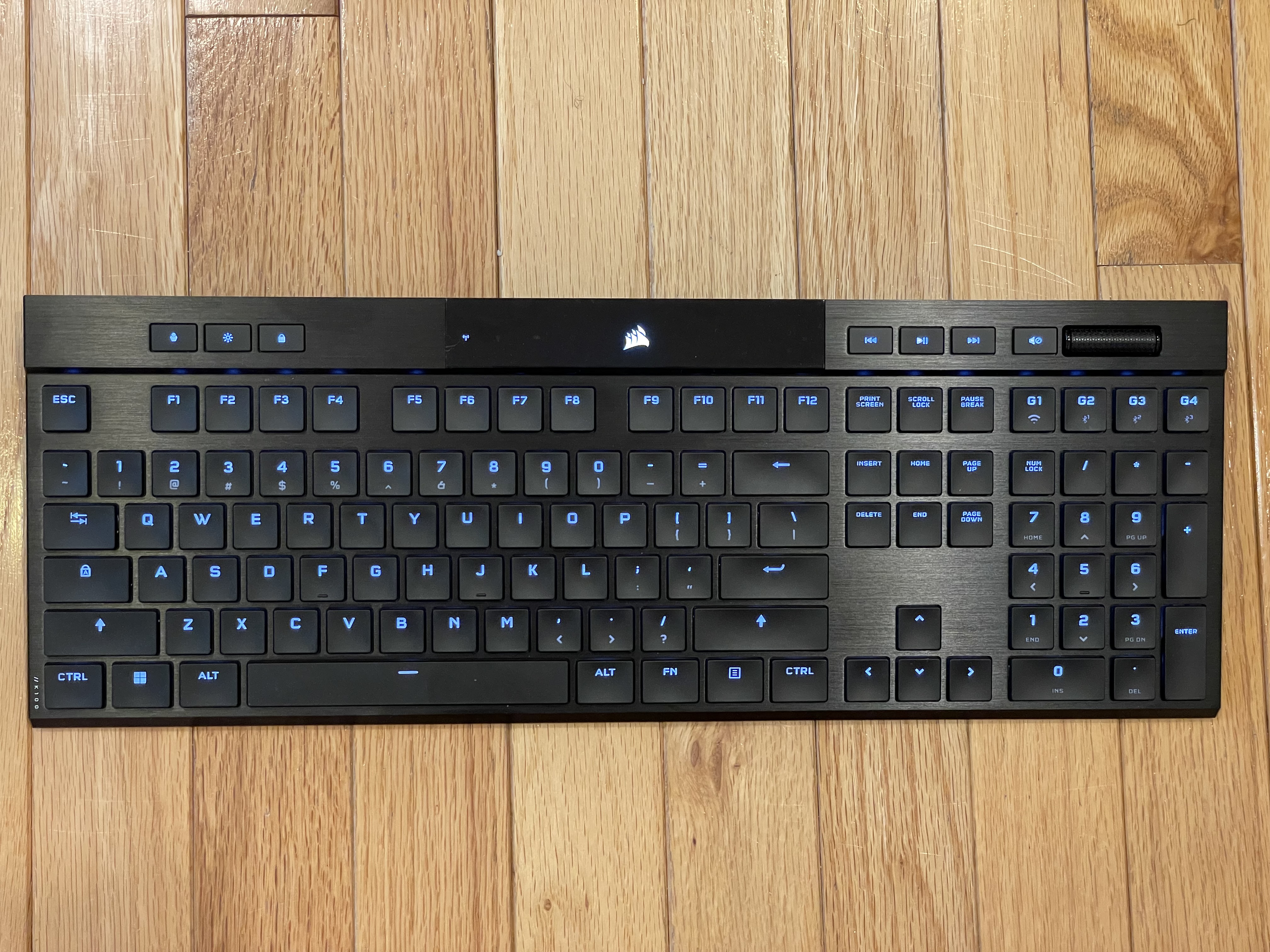 Vista superior do teclado para jogos Corsair K100 Air.