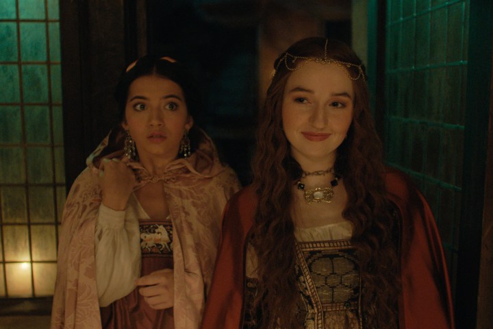 Isabela Merced berdiri di sebelah Kaitlyn Dever di Rosaline Hulu.