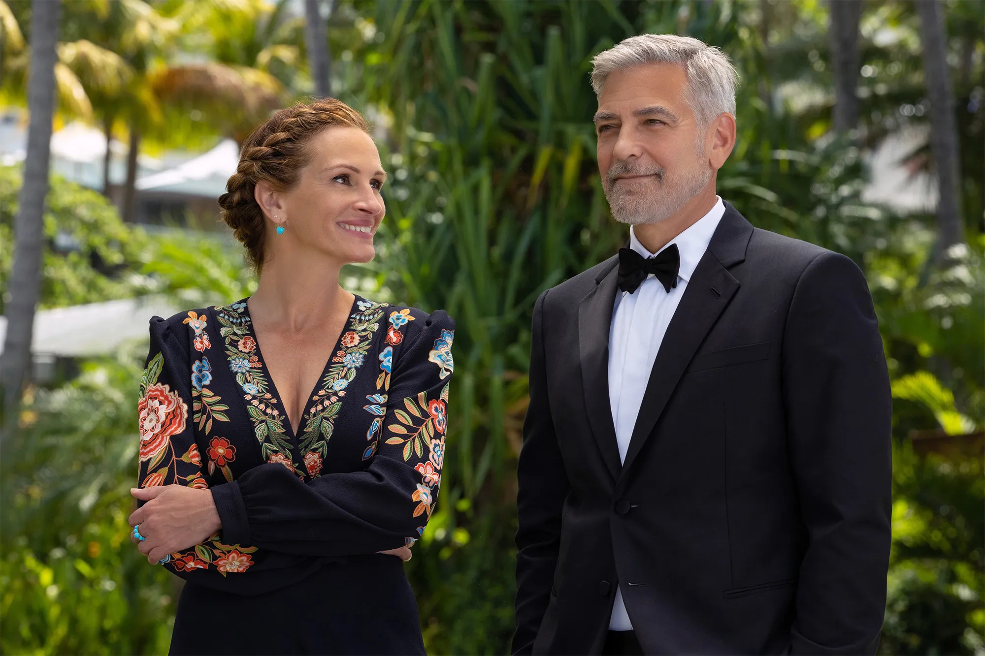 Julia Roberts lächelt, als sie George Clooney in Ticket to Paradise zusieht.