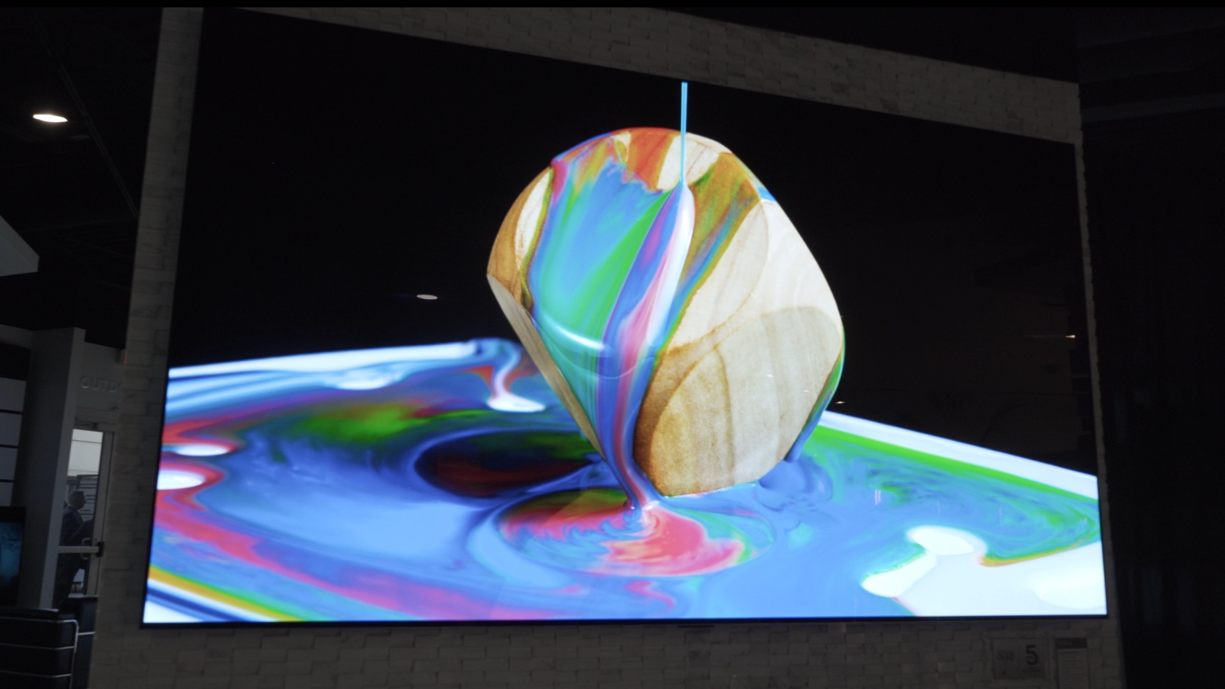 LG G2 OLED de 97 polegadas com pintura colorfol na tela