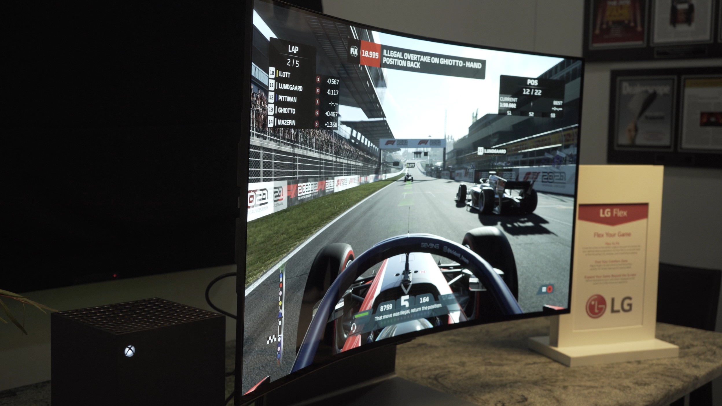 LG OLED Flex TV com jogo de corrida na tela, tela curvada