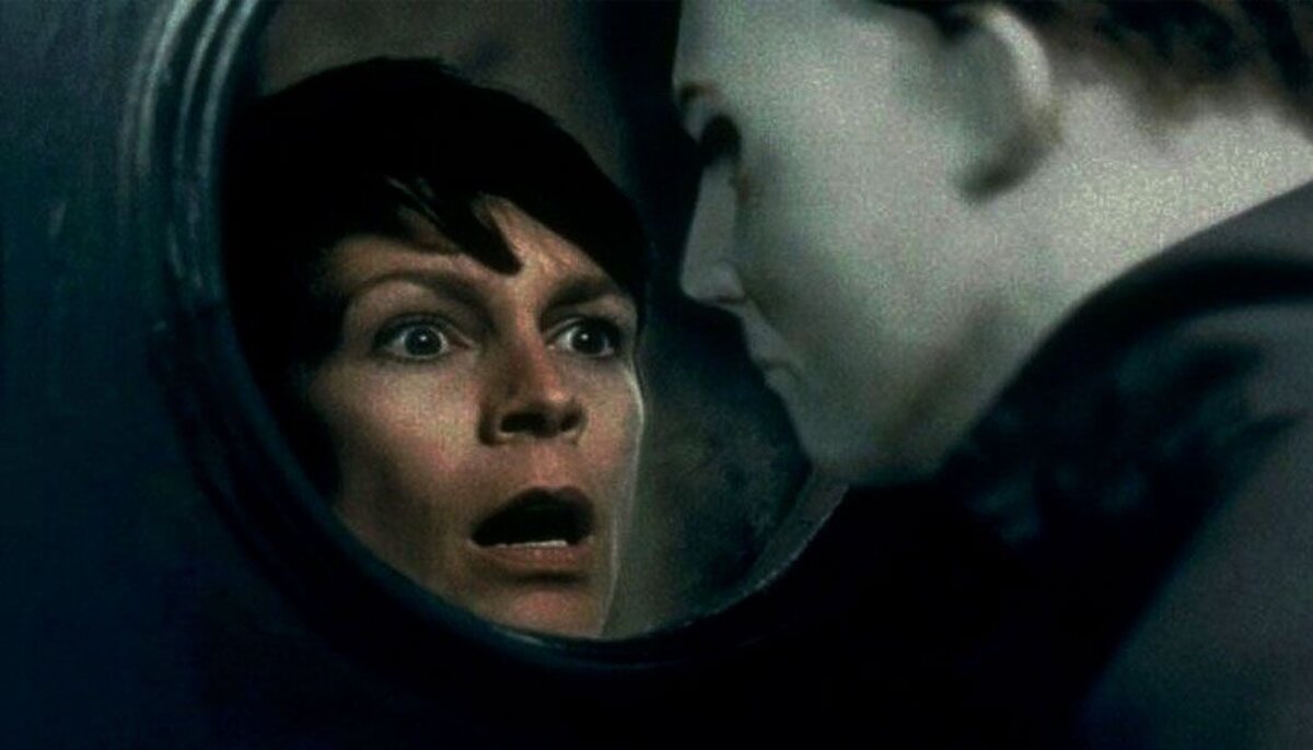 Laurie Strode finalmente vê Michael Myers através de uma janela no Halloween H20
