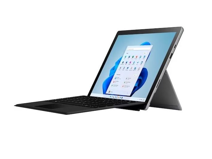 Um Microsoft Surface Pro 7+ fica na vertical com um teclado conectado contra um fundo branco.