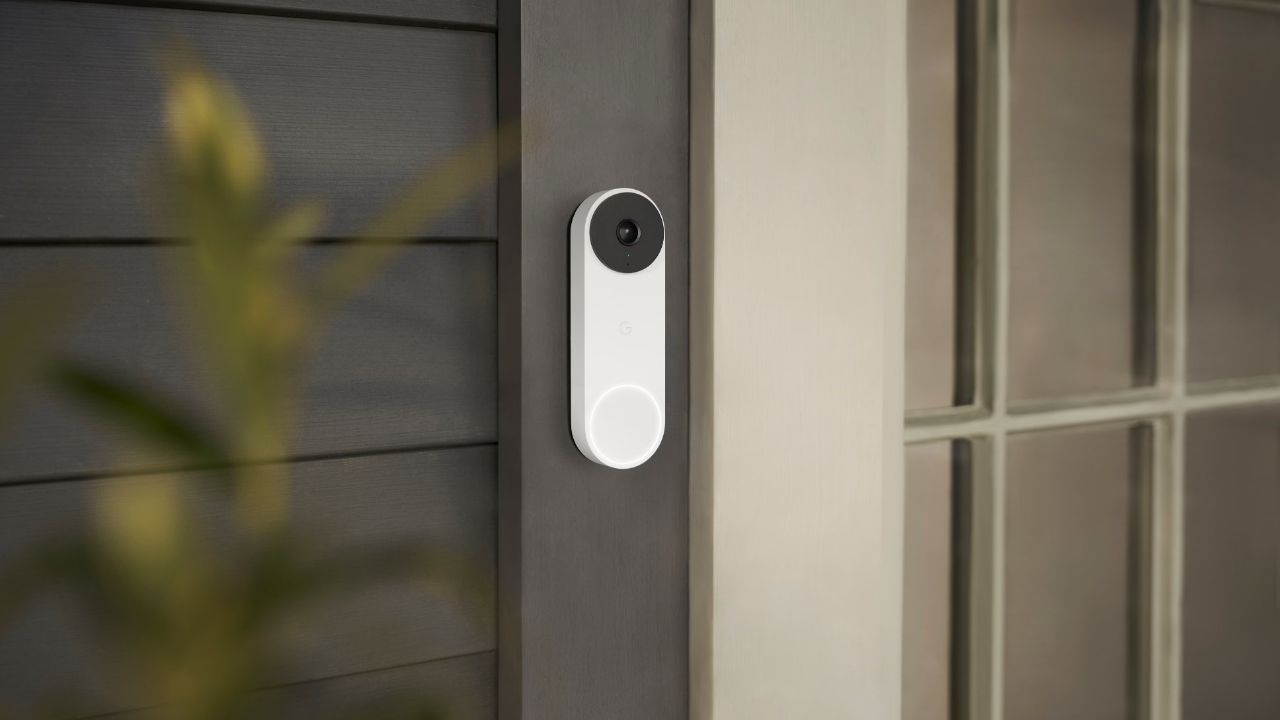A Nest Doorbell instalada perto de uma porta da frente.