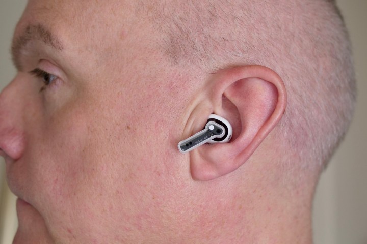 The Nothing Ear Stick nell'orecchio di una persona.