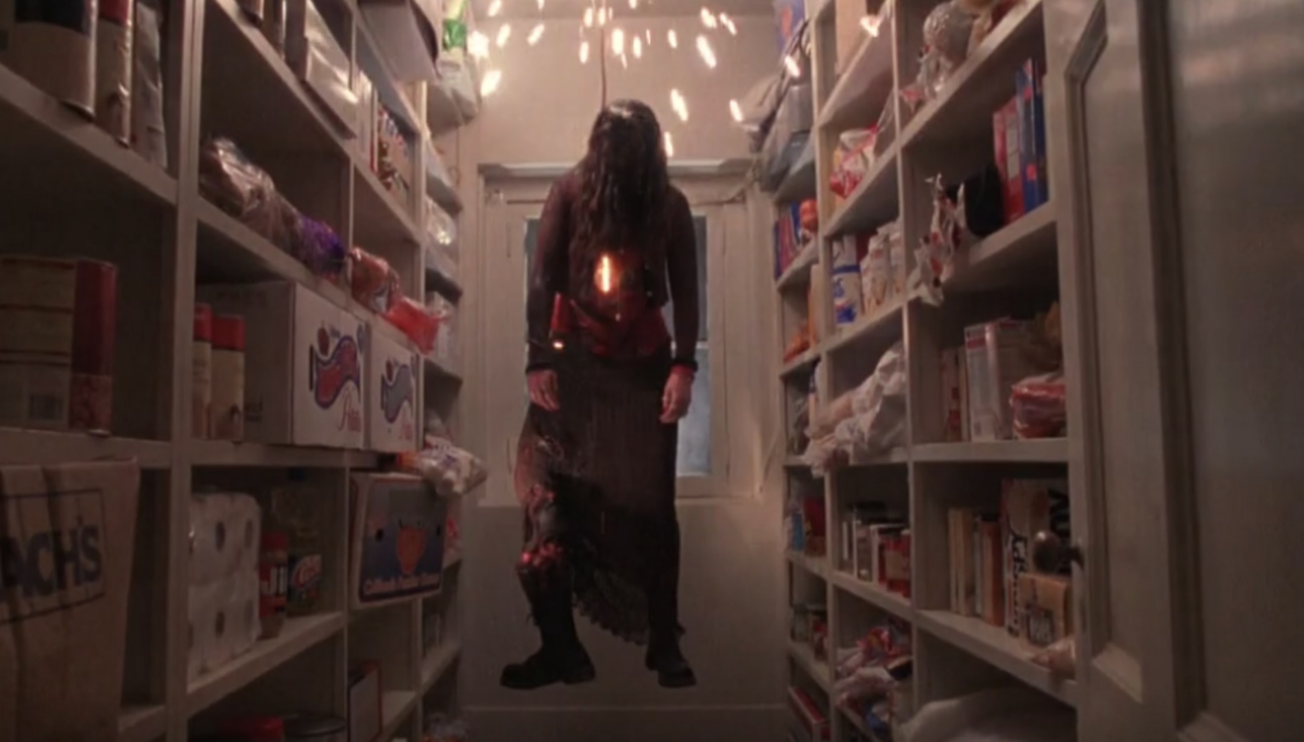 Sarahs Körper wird in Halloween H20 am Lichtschalter in der Speisekammer aufgehängt