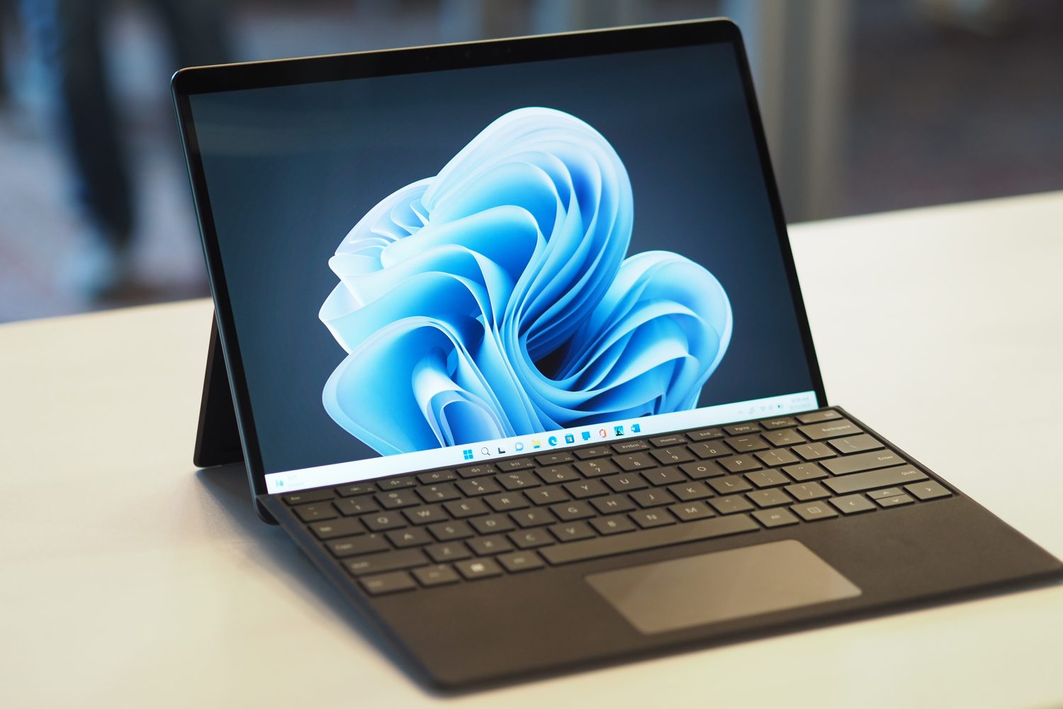 Vista frontal en ángulo de Surface Pro 9 5G que muestra la pantalla y la funda con teclado.