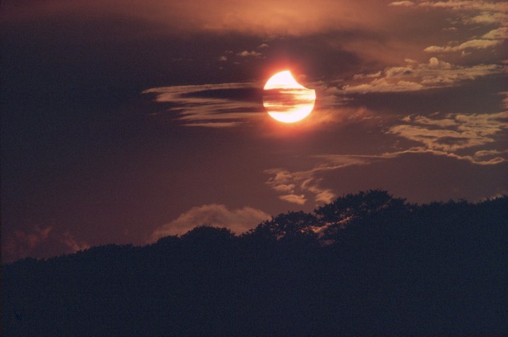 Eclipse parcial de Sol, 20 de julio de 1982. Capturado de Harefield en el Reino Unido.