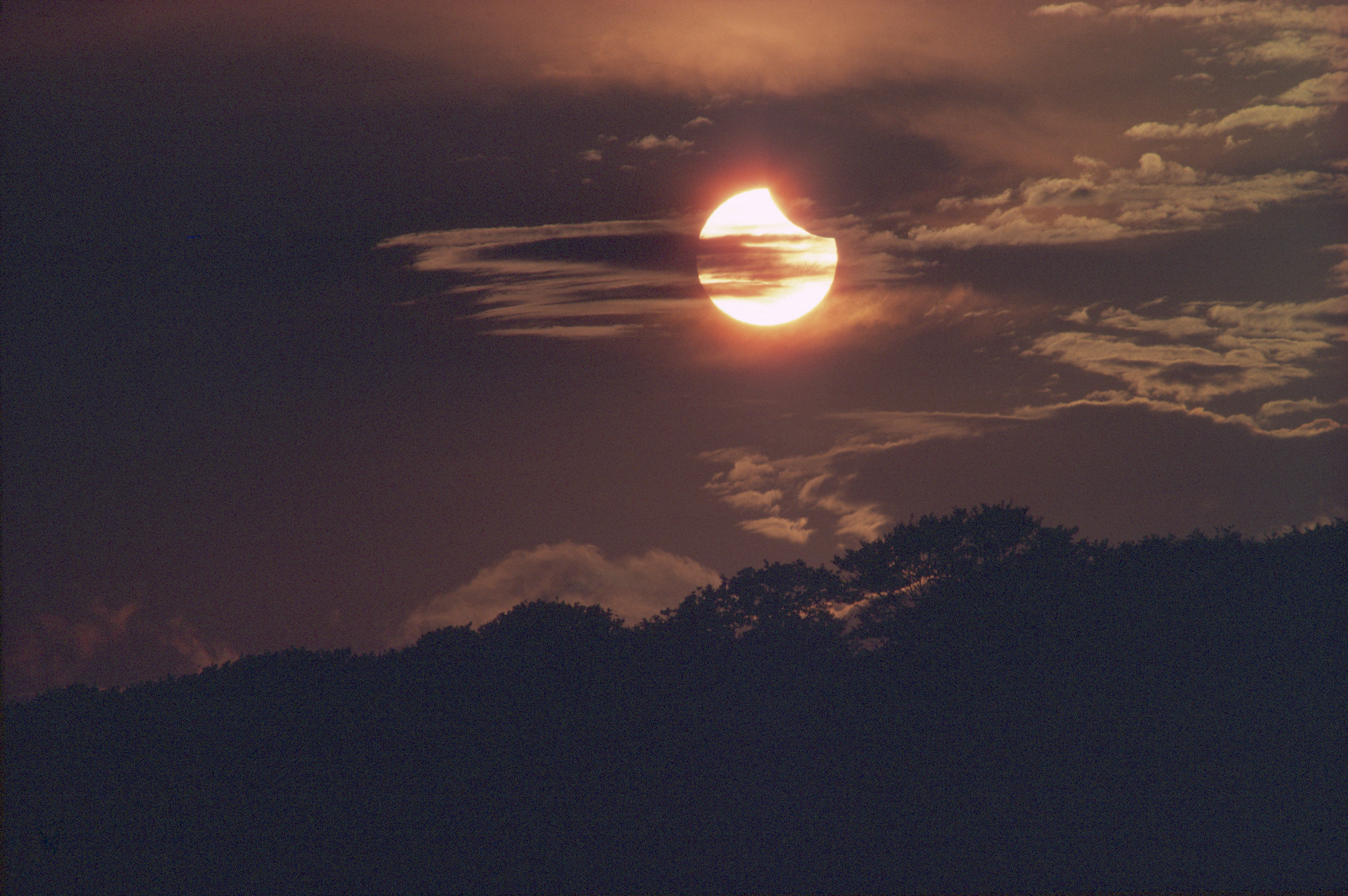 सूर्य का आंशिक ग्रहण, 20 जुलाई 1982। यूके में हरेफ़ील्ड से लिया गया।