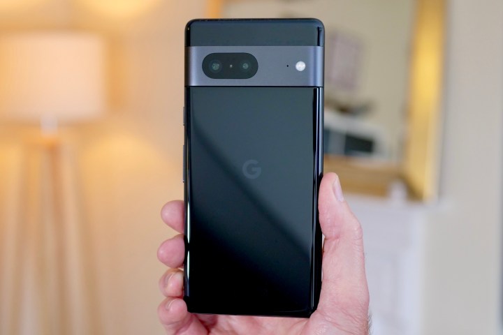 Il retro di Google Pixel 7, tenuto in mano da un uomo.