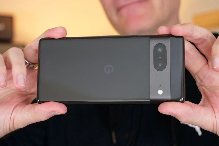 Uomo che tiene in mano Google Pixel 7 come una fotocamera.