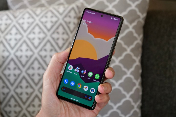 Pantalla de Google Pixel 7, sostenida por la mano de un hombre.