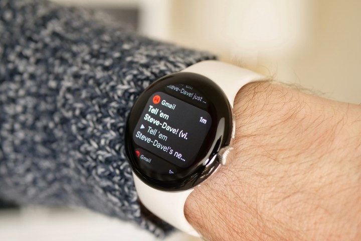 Una scheda di notifica su Google Pixel Watch.