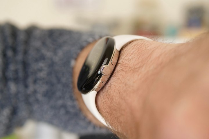 Vista laterale e corona del Google Pixel Watch, indossato al polso di un uomo.