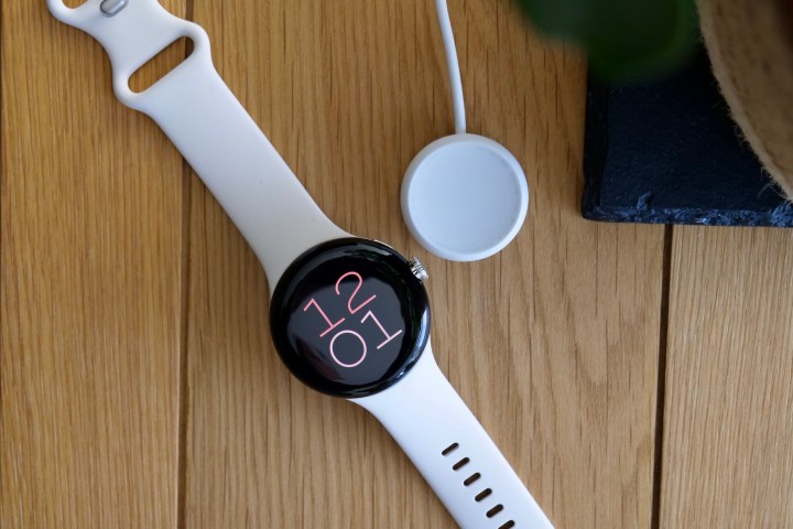 Google Pixel Watch avec sa rondelle de chargement.