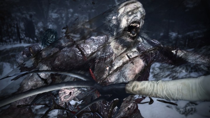 Jogador lutando contra criatura em Resident Evil Village Gold Edition.
