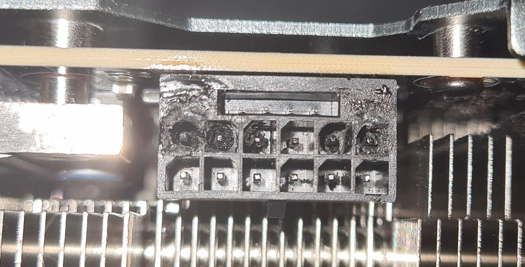 Ein geschmolzener Stromanschluss an der Nvidia RTX 4090.