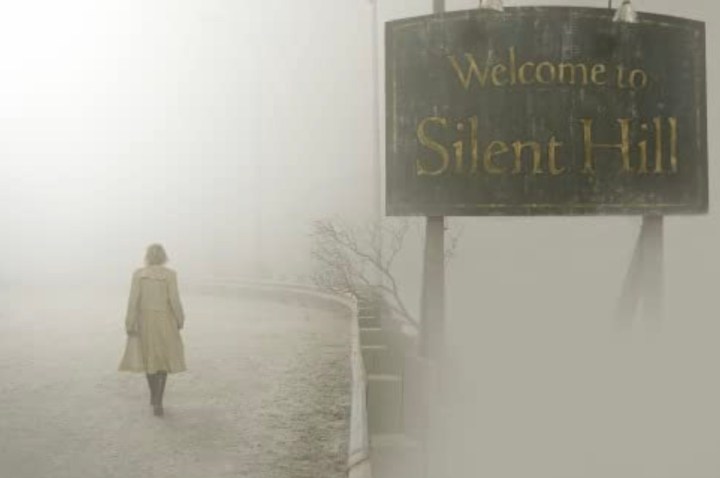 Radha Mitchell alejándose en la niebla en una escena de Silent Hill.