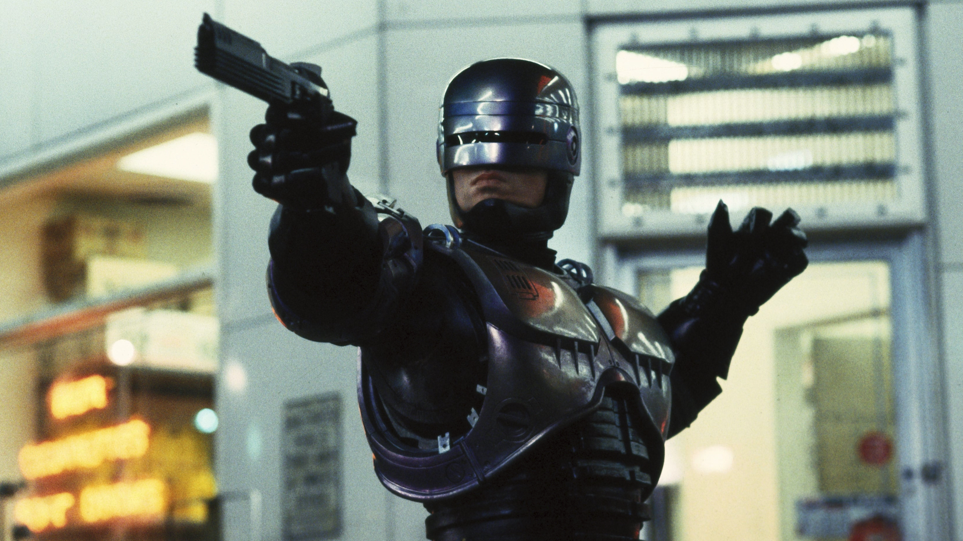 पीटर वेलर रोबोकॉप में ऑफस्क्रीन किसी चीज़ पर बंदूक तान रहे हैं।