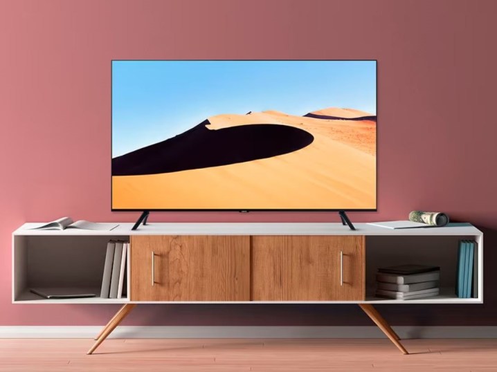 Samsung 75 Class TU690T Series LED 4K UHD Smart Tizen TV en la sala de estar.
