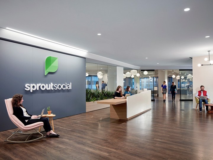 Entrada do escritório principal do Sprout Social com o logotipo da marca à vista.