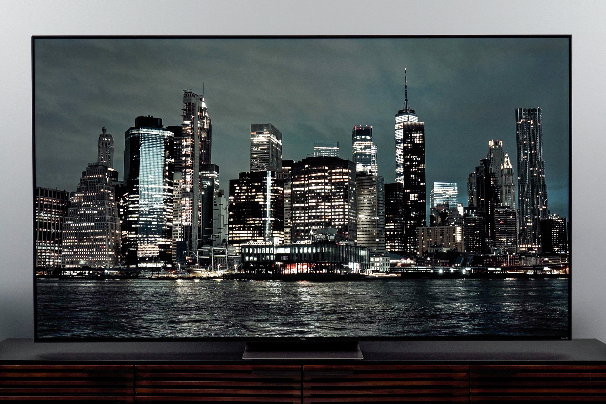 TV TCL 6-Series com imagem SDR de Nova York à noite, sem reflexos aparentes na tela