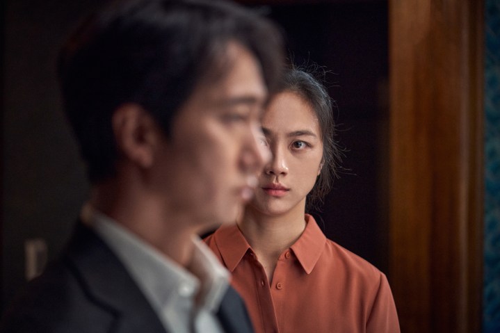 Tang Wei mira a Park Hae-il en La decisión de irse de Park Chan-wook.