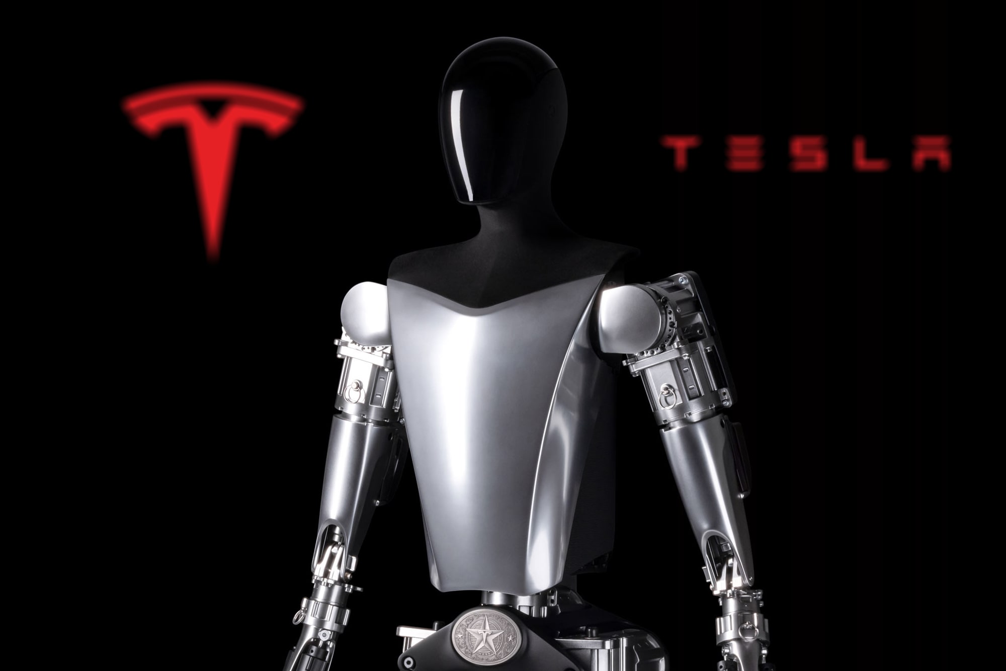 El prototipo de robot Optimus 2022 de Tesla se ve frente al logotipo de la compañía.