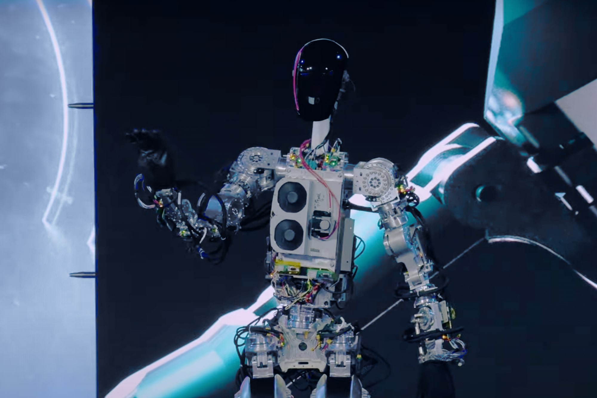El primer prototipo de robot Optimus de Tesla, Bumble Cee, está saludando a los humanos.