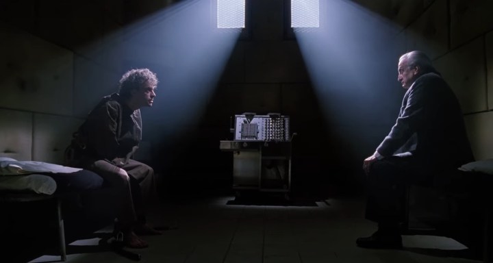 Kinderman e o Assassino de Gêmeos em um quarto escuro de hospital em "O Exorcista III".
