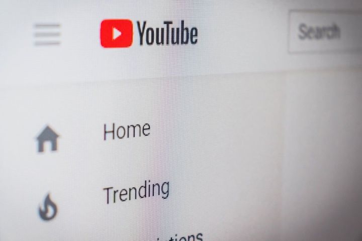 Logotipo de YouTube en la esquina superior izquierda de la pantalla de inicio