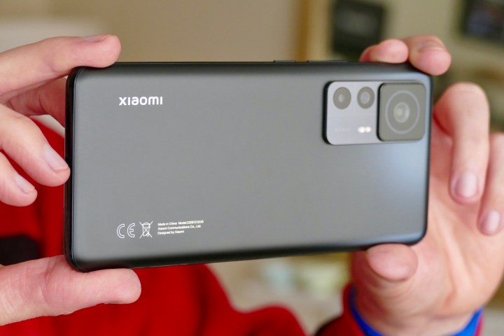 Sosteniendo el Xiaomi 12T Pro para tomar una foto.