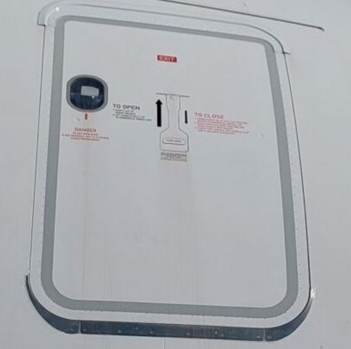 Una puerta de cabina desde un avión Airbus A380.
