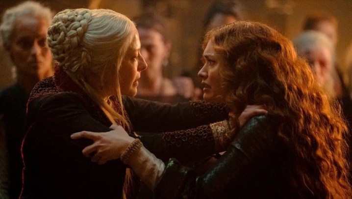 Alicent et Rhaenyra s'accrochent dans House of the Dragon.