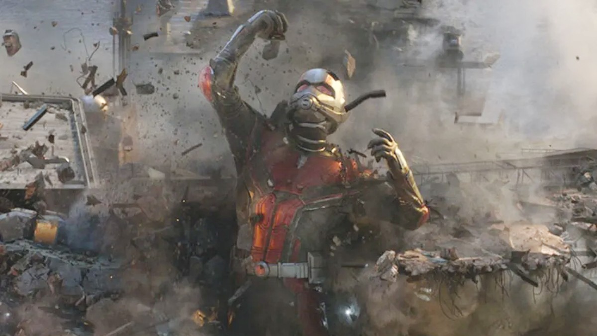 O Homem-Formiga luta contra seus inimigos em Vingadores: Ultimato.