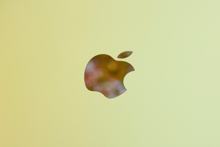 Il logo Apple sull'iPad giallo (2022).