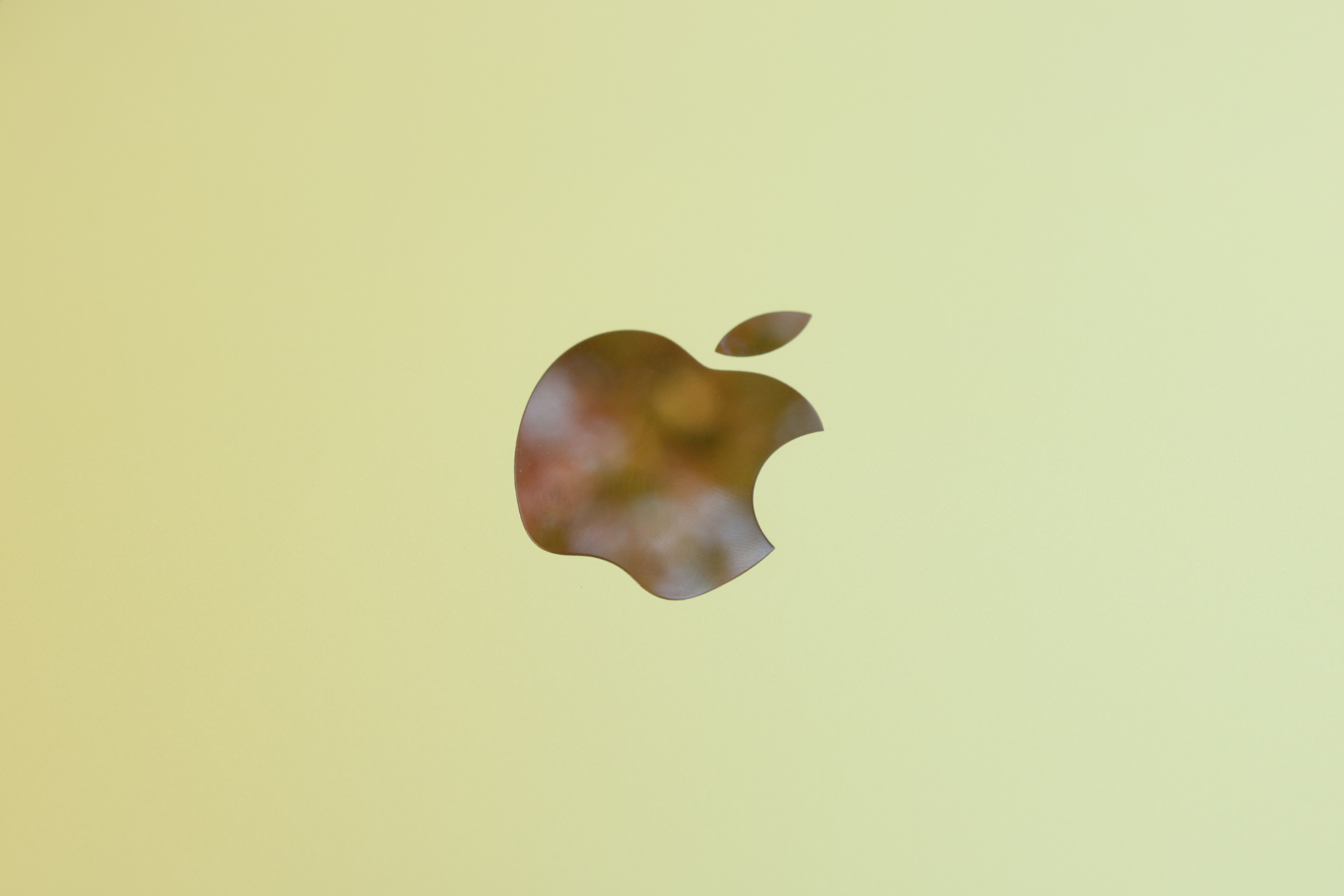 O logotipo da Apple no iPad amarelo (2022).