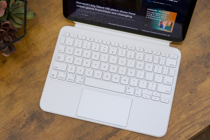 L'iPad (2022) nel suo accessorio Magic Keyboard Folio.