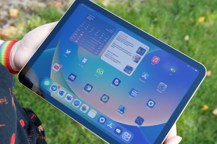 Una persona che tiene in mano un iPad (2022) con il display acceso.