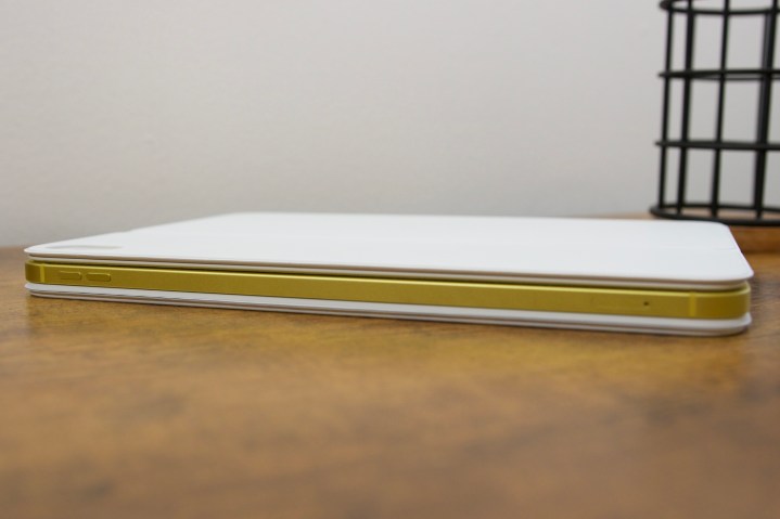 L'iPad (2022) nel suo accessorio Magic Keyboard Folio.