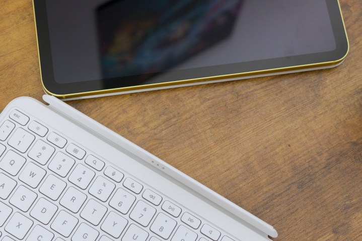 L'iPad (2022) dans son accessoire Magic Keyboard Folio.