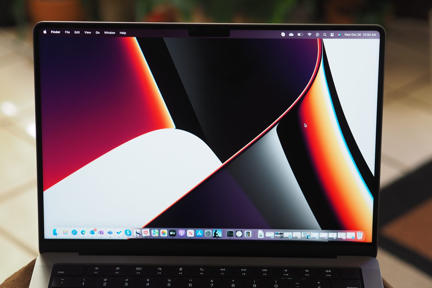 Vista frontal do Apple MacBook Pro 14 mostrando a tela.
