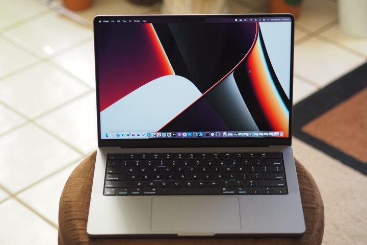 Vista frontale dell'Apple MacBook Pro 14 che mostra il display e la tastiera.