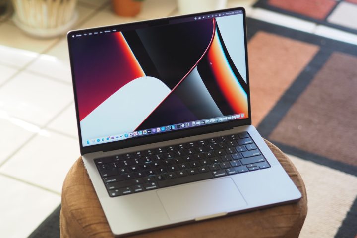 Apple MacBook Pro 14 лежит на столе открытым.