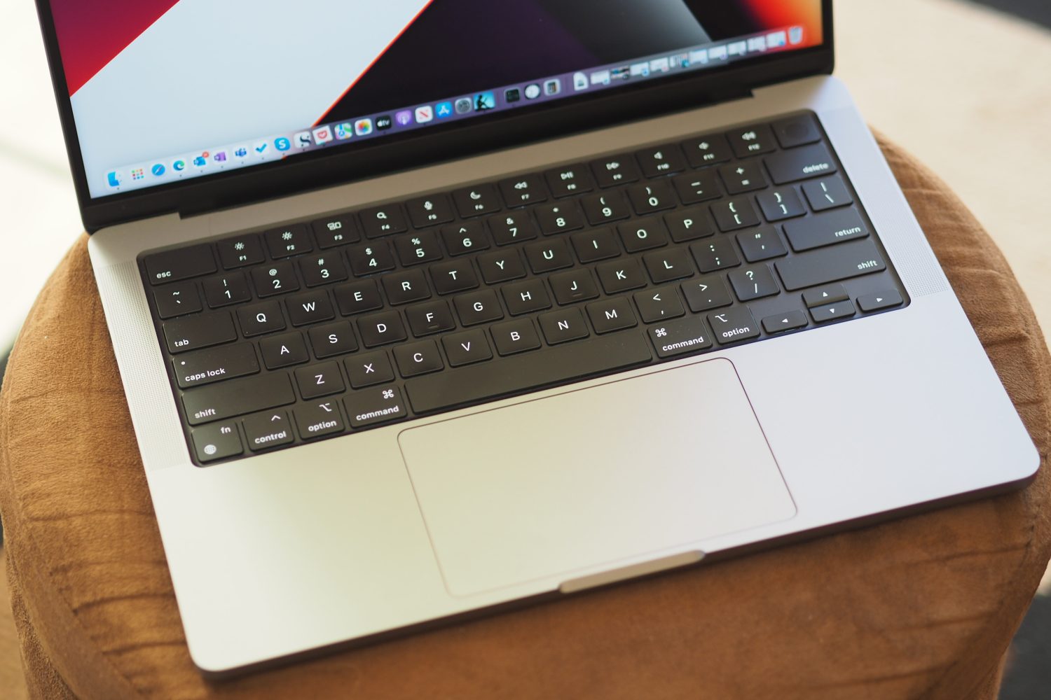 Vista de cima para baixo do Apple MacBook Pro 14 mostrando o teclado e o touchpad.